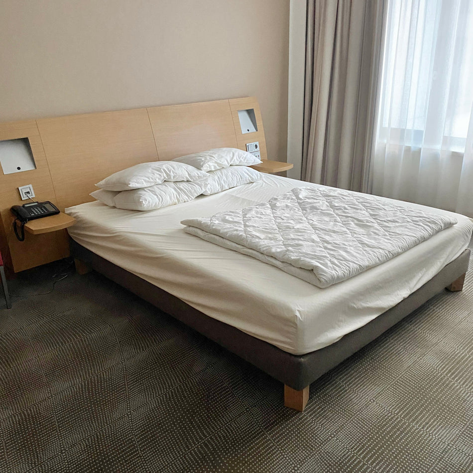 Doppelbett mit Kopfteil gebraucht 160x200 inkl Matratze Lampe Tisch Bett