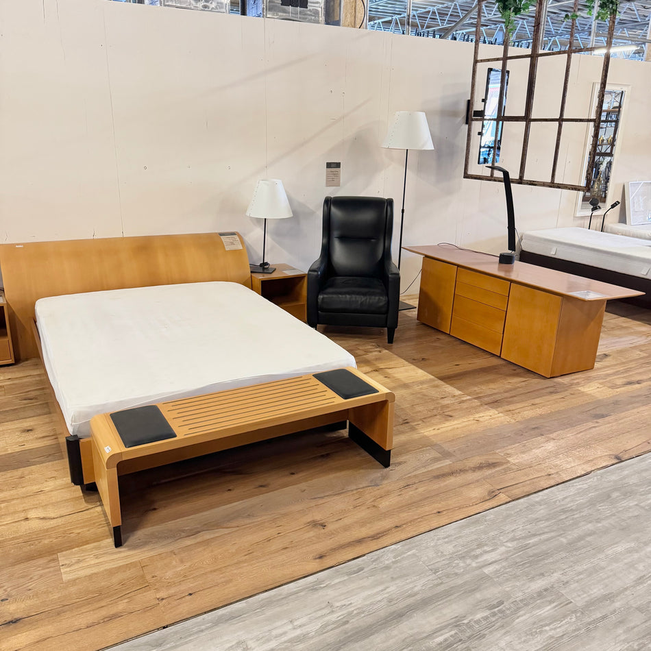 Komplettzimmer mit Boxspringbett Designer Sessel & Kommode