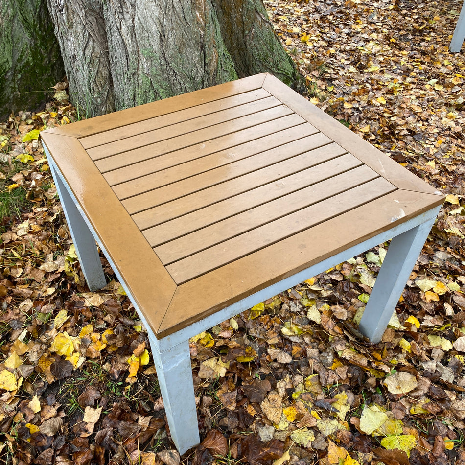 Quadratischer Gartentisch Aluminium mit Holzlatten – stabiler Outdoor Tisch – gebraucht
