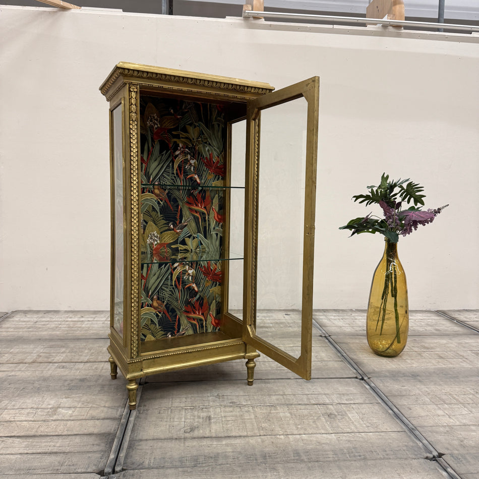 Thomas Klotz Upcycling Glasvitrine Barock Gold Tropen Muster Design Vitrine Unikat