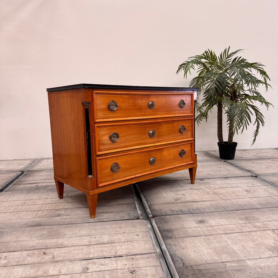 Elegante Kommode im Biedermeier-Stil Kirschholz Schrank 5-Sterne Schlosshotel