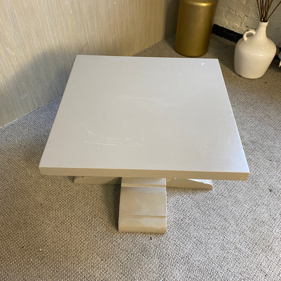 Quadratischer Vintage-Couchtisch mit dekorativem Säulenfuß – markanter Wohnzimmertisch – Tisch gebraucht