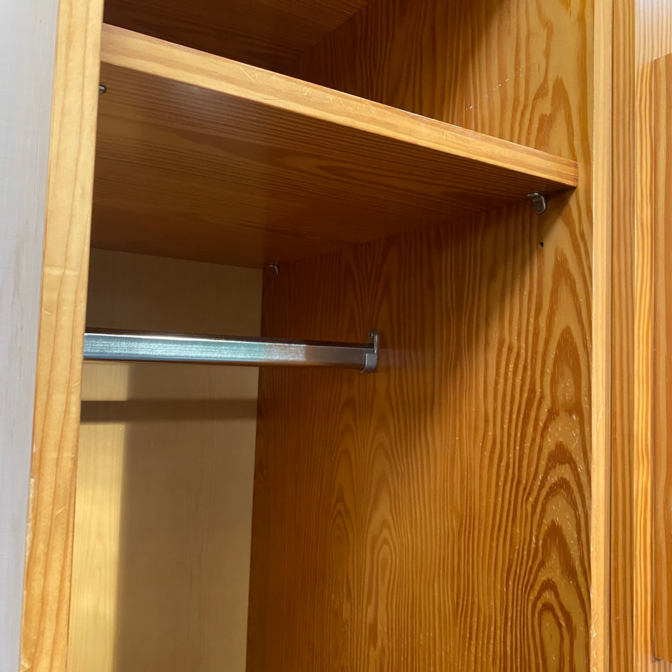 Großer Kleiderschrank L aus Kieferfurnier 3-türiger Schrank mit Kleiderstangen & Fächern gebraucht