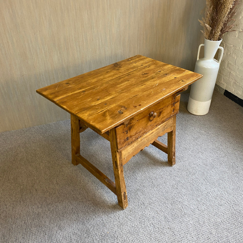 Bauernstil Beistelltisch antik Weichholz massiv vintage Tisch mit Schublade