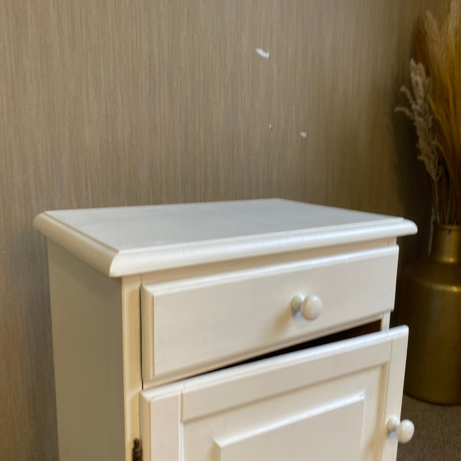 Weißer Nachttisch mit Schublade und Türfach – Tisch gebraucht