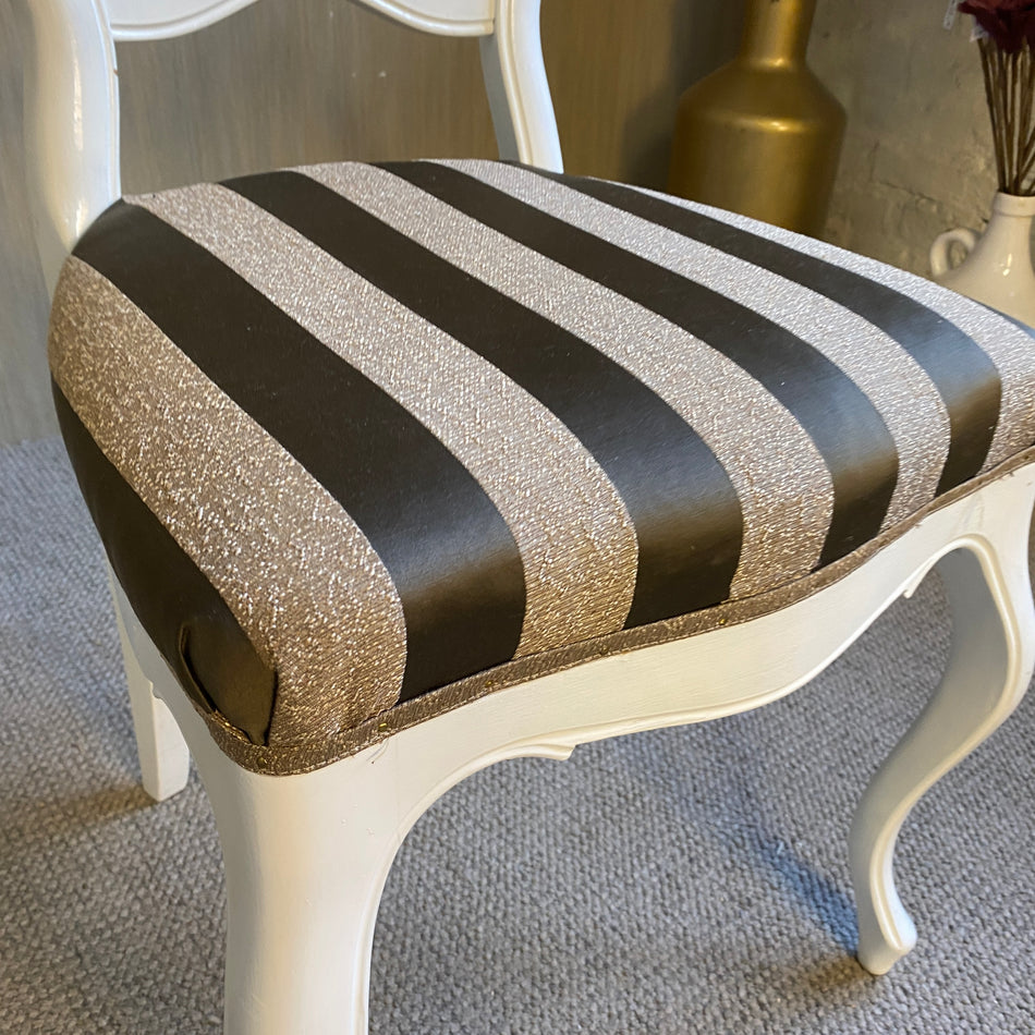 Barock Stuhl Weiß mit gestreiftem Polster – eleganter Vintage-Stuhl im französischen Stil gebraucht