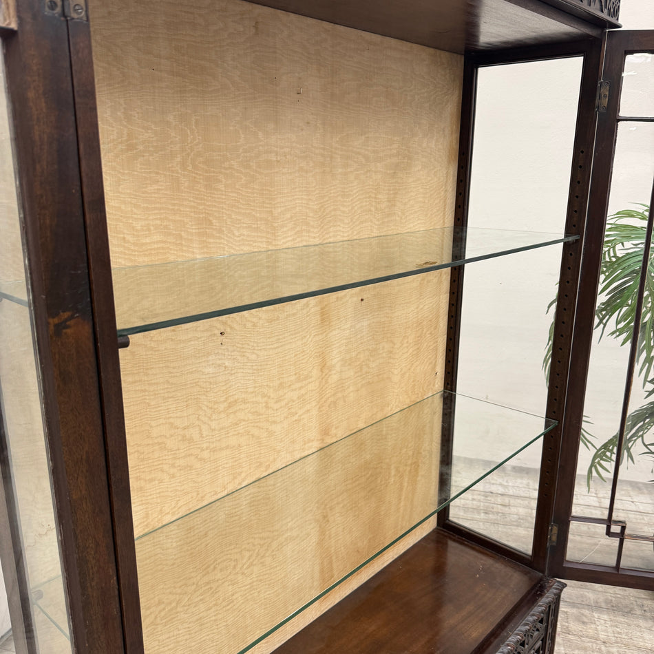 English mahogany display cabinet with glass shelves, England, early 20th century, vintage cabinet
