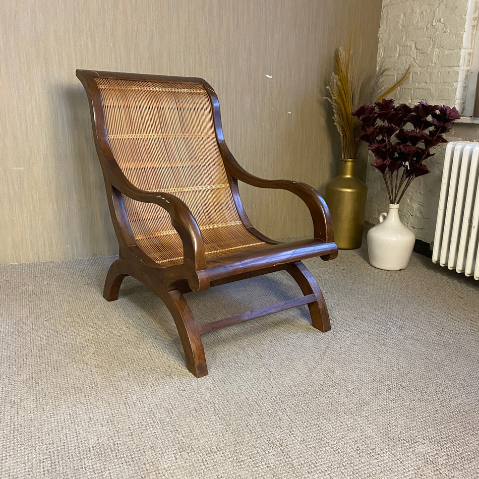 Exotischer Holz Lounge Sessel – geschwungener Rattan Relaxstuhl im Kolonialstil gebraucht