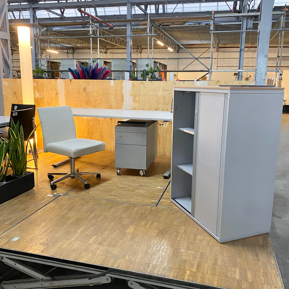 Büro Zimmer mit höhenverstellbaren Schreibtisch Knoll Drehstuhl & Büroschrank Gebraucht