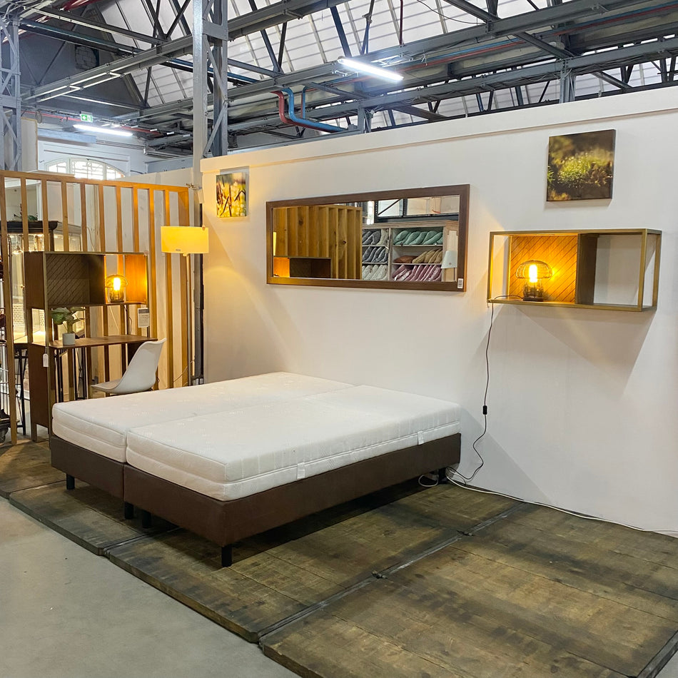 Zimmer mit Zwei Einzelbetten Eiche Schreibtisch Ganzkörperspiegel & Schalenstuhl Gebraucht