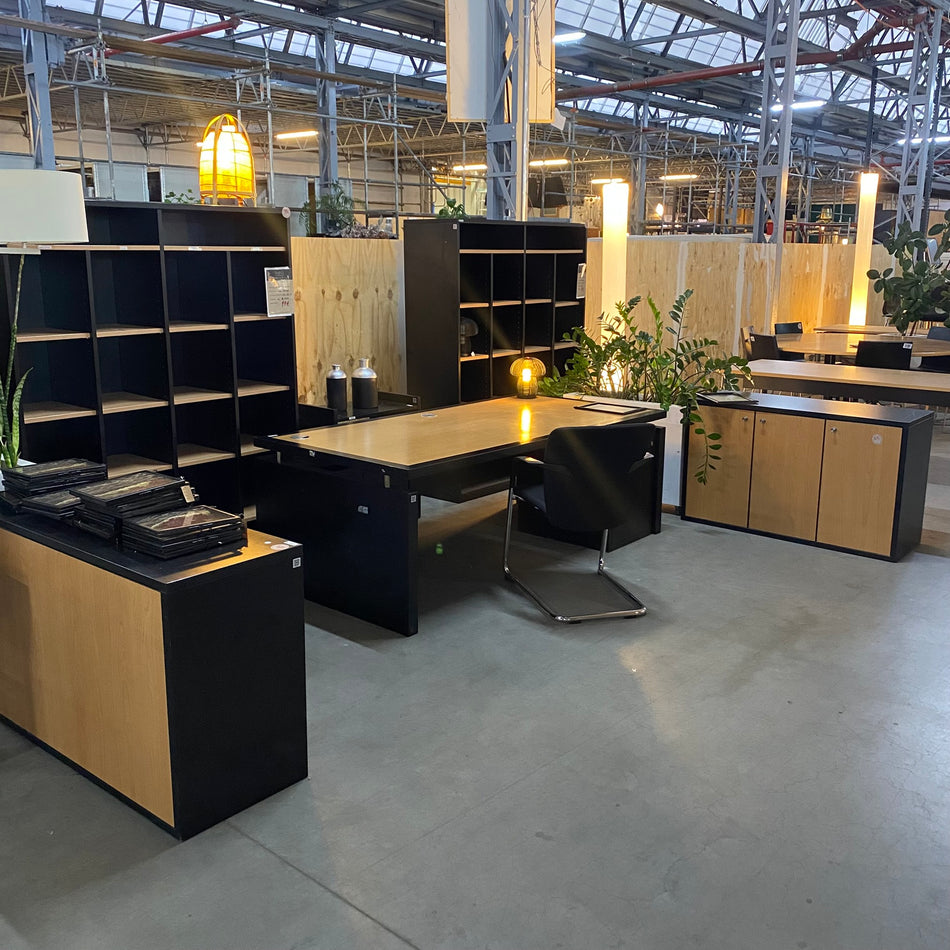 Büro Set mit Schreibtisch Sideboards und Regalen Arbeitsplatz