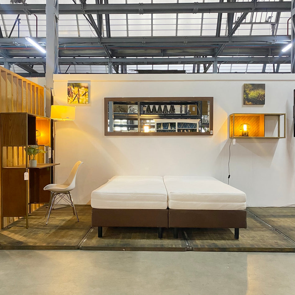 Zimmer mit Zwei Einzelbetten Eiche Schreibtisch Ganzkörperspiegel & Schalenstuhl Gebraucht