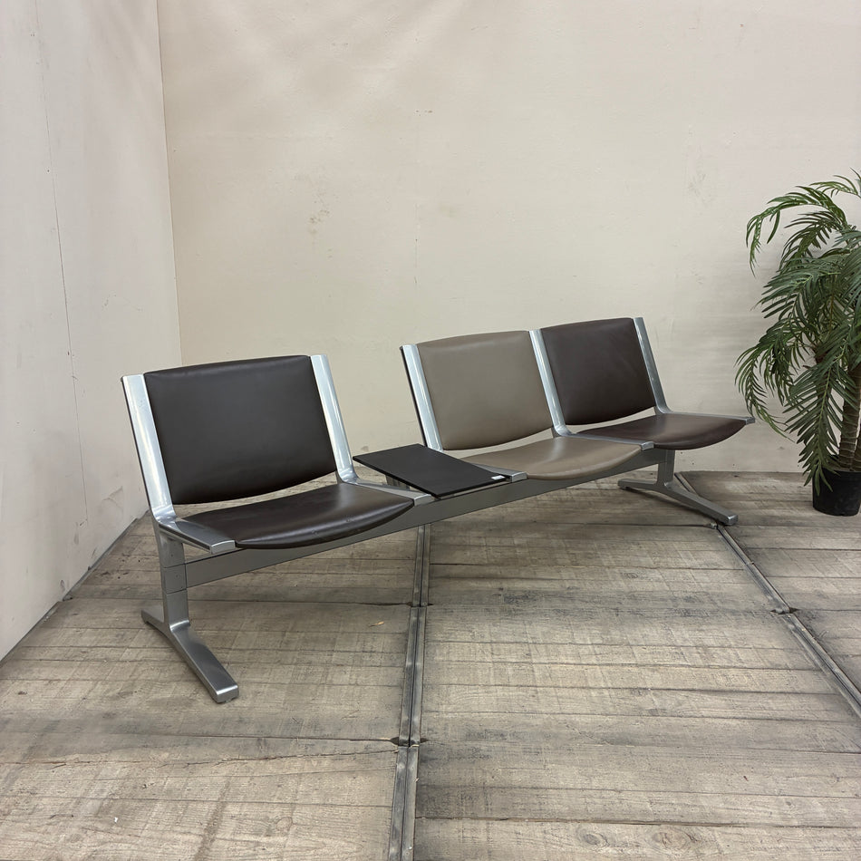 Kusch+Co Wartebank Braun Kunstleder Flughafenbank 3er Bank mit Tisch Sitzbank Gebraucht