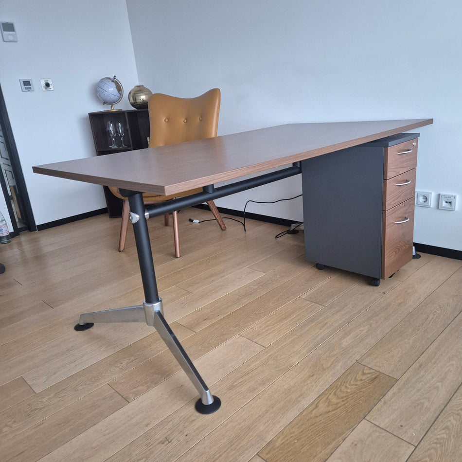 Schreibtisch mit Rollcontainer Nussbaum – Chromgestell, gebraucht