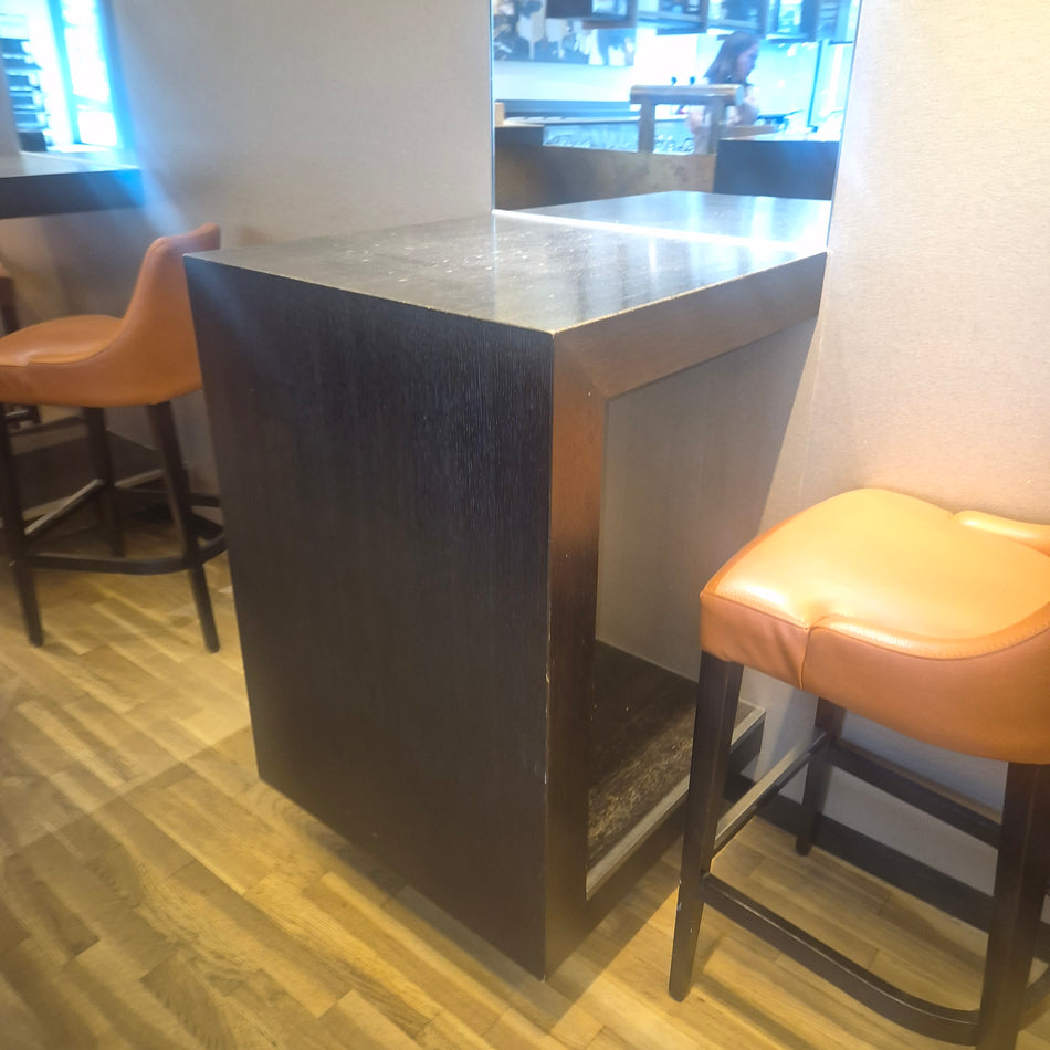 Stehtisch Restaurant quadratisch Selbstabbau