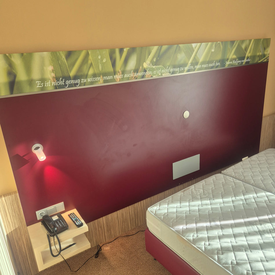 Kopfteil inklusive Nachttisch und Lampe Bordeaux