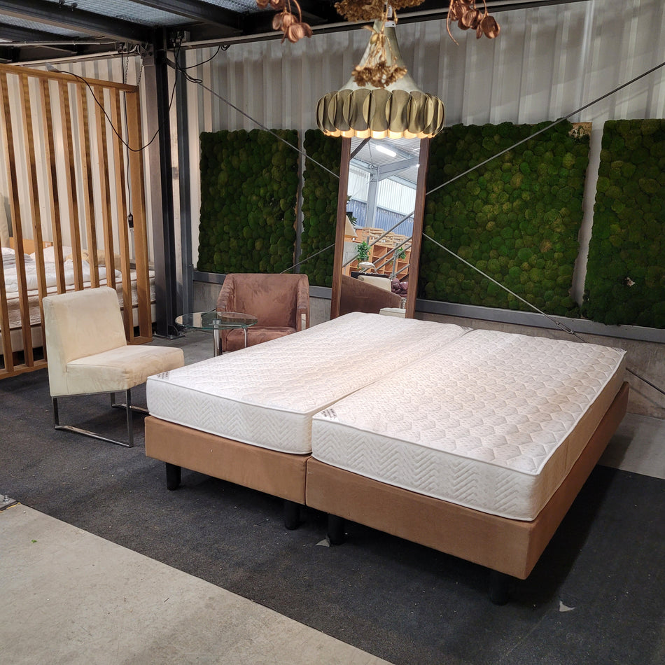 Hotelzimmer mit Twin Betten mit Sessel Tisch Komplettzimmer