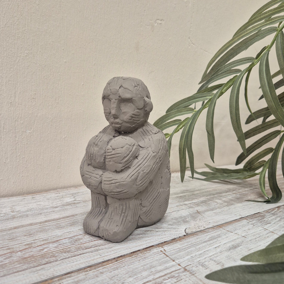 J-Line Skulptur Grau Steinoptik Sitzende-Figur Deko-Figur
