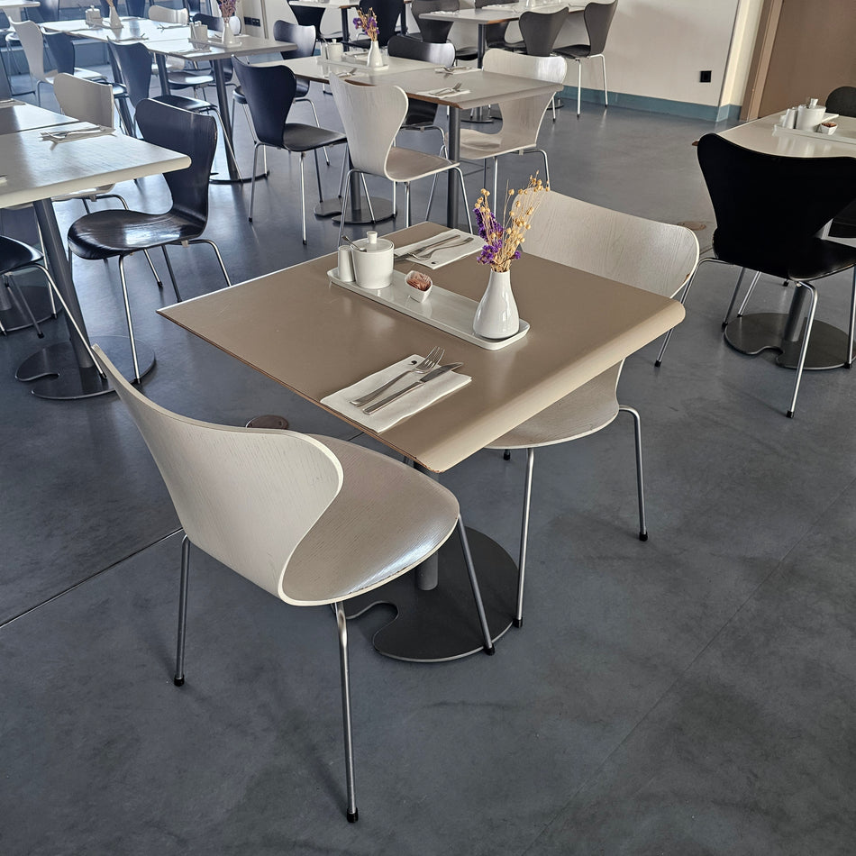Klapptisch Restauranttisch Tisch beige aus Design-Hotel