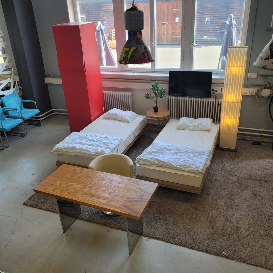 Komplettes Hotelzimmer mit zwei Einzelbetten 110x200 KS rot