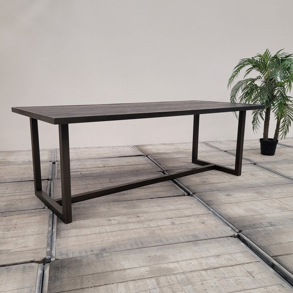 Saffron Esstisch Massivholz 220cm Fischgrät Kratzer Schwarz Braun Tisch
