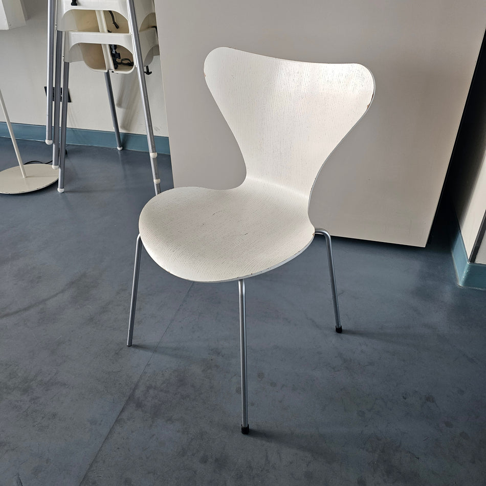 Fritz Hansen Serie 7 3107 Stuhl gebraucht weiß aus Design-Hotel
