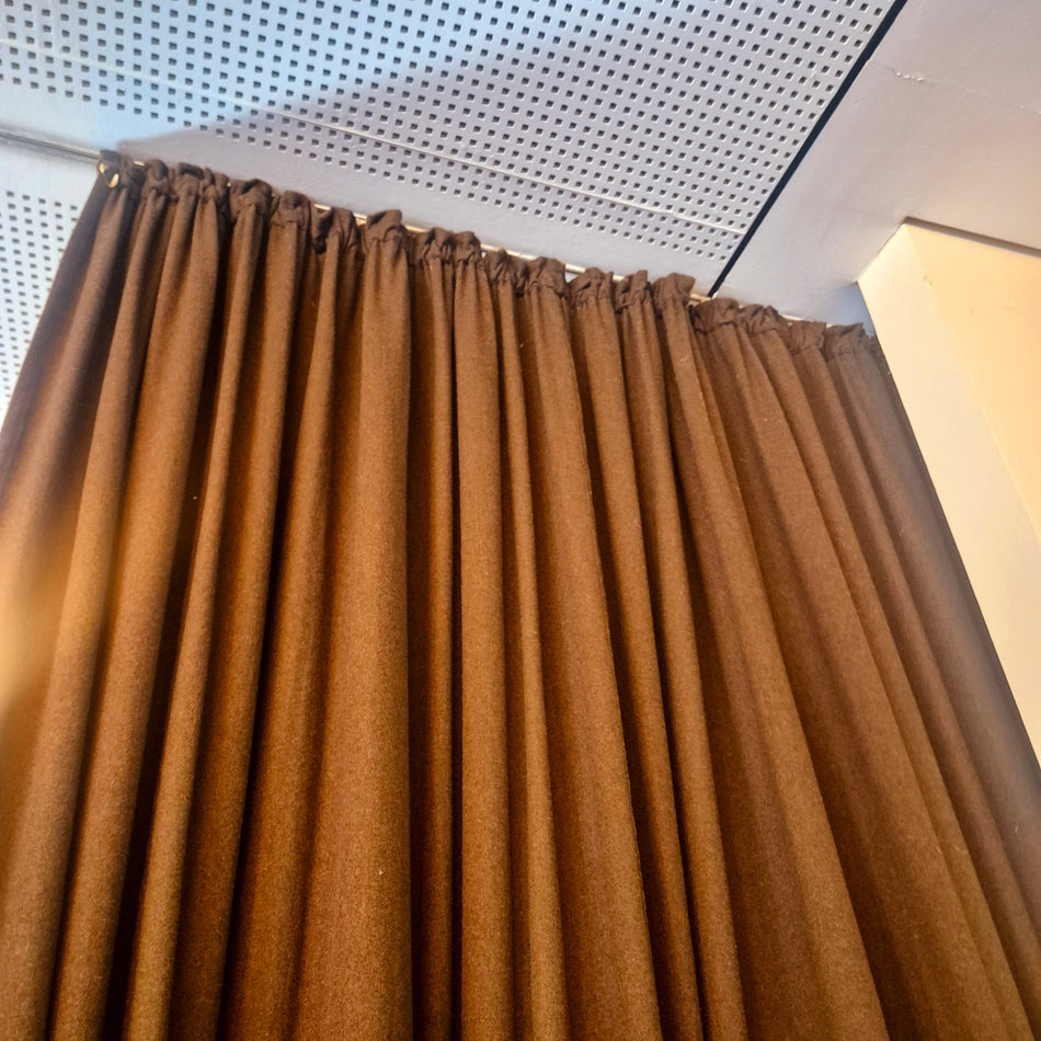 Schwerer Vorhang mit Mängeln