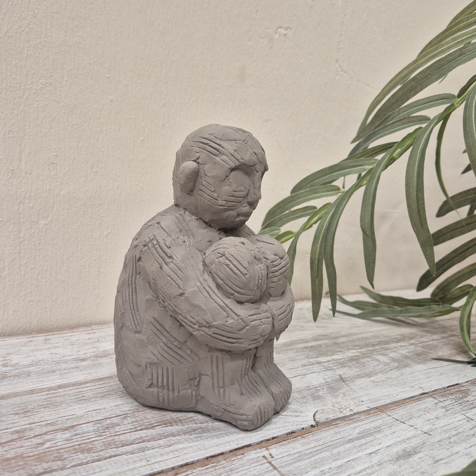 J-Line Skulptur Grau Steinoptik Sitzende-Figur Deko-Figur