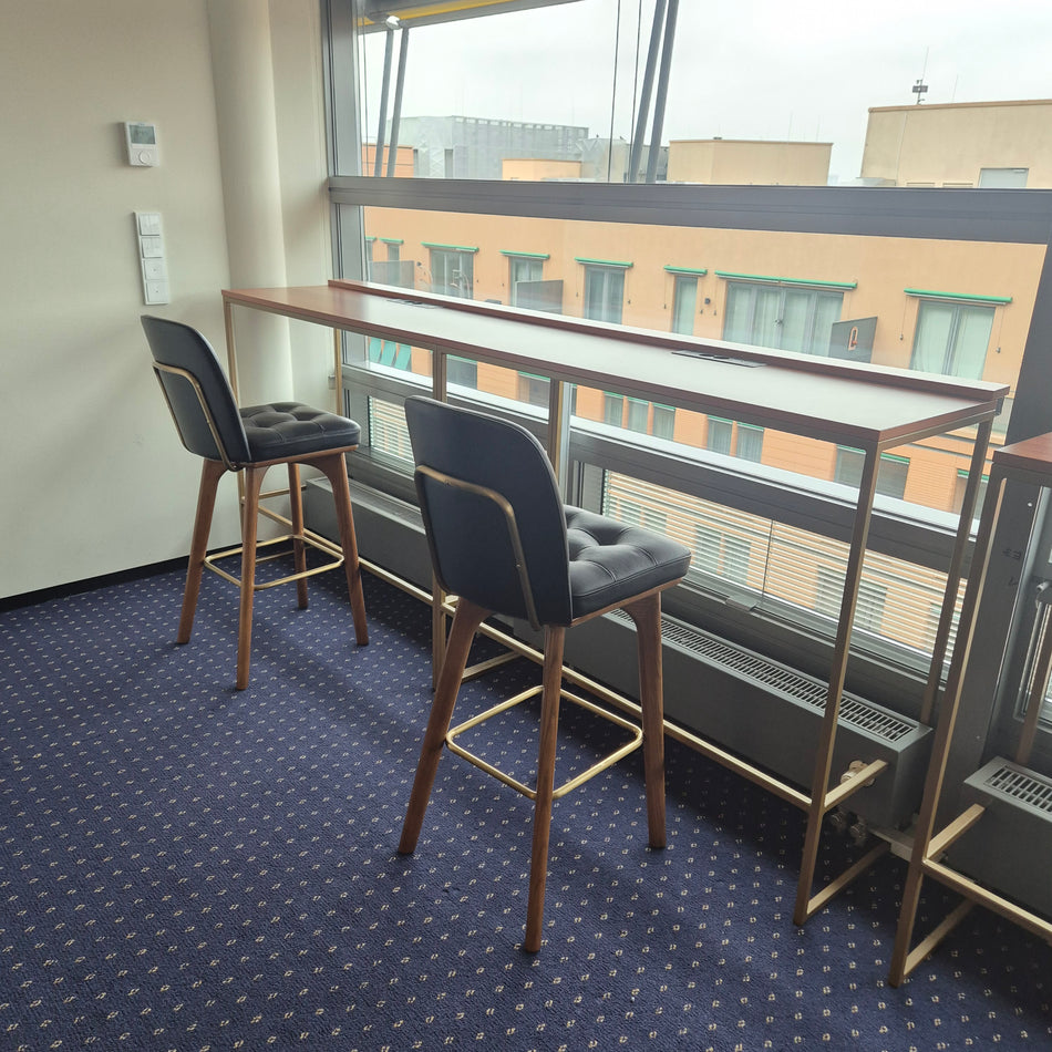 Stehtisch mit 2 Barhockern – Hochtisch Set mit Steckdose & USB, gebraucht