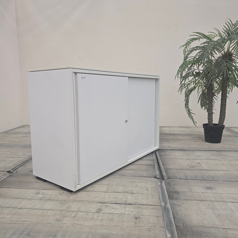 PLANMÖBEL Sideboard 120cm Schiebetüren Lichtgrau Holz Büromöbel Schrank Gebraucht