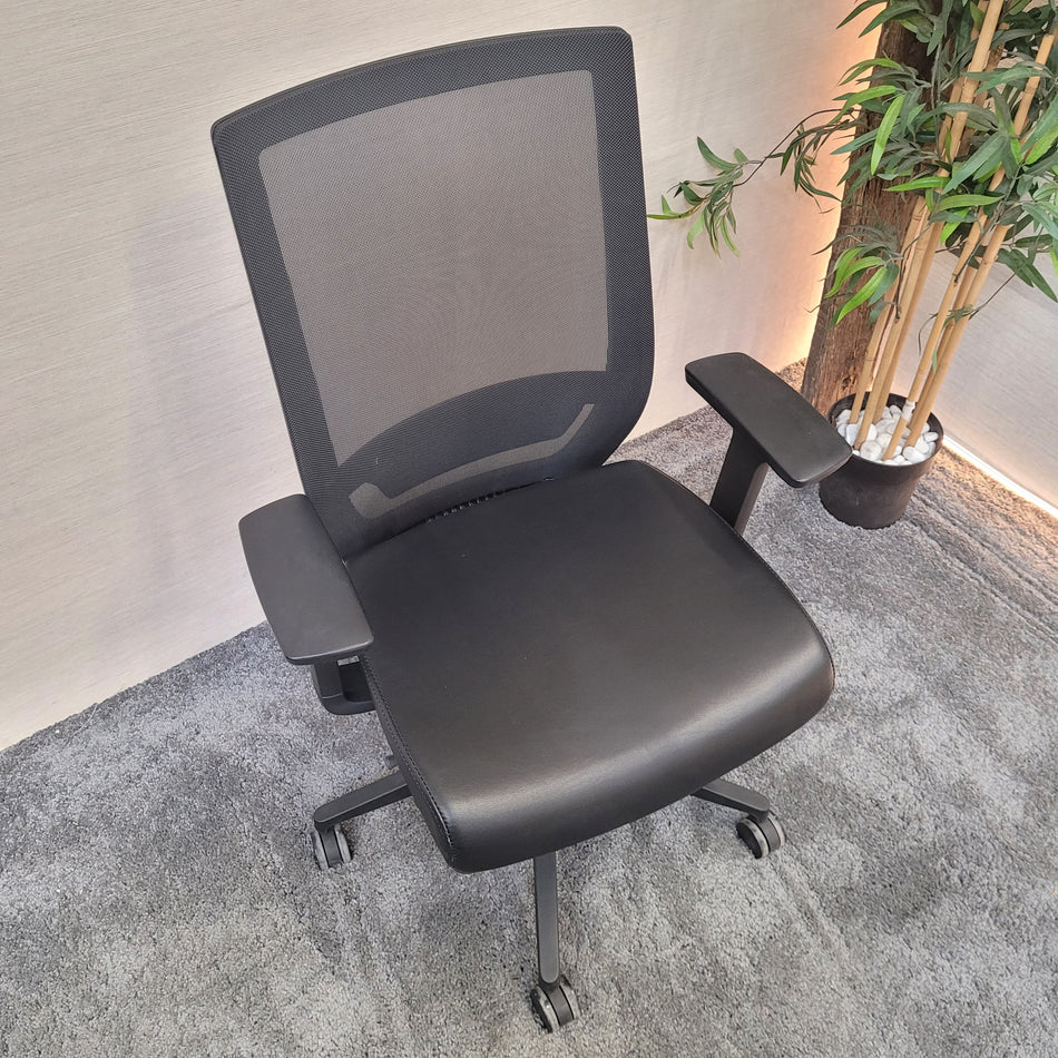 Schreibtischstuhl schwarz – Bürostuhl mit Armlehnen, höhenverstellbar, gebraucht