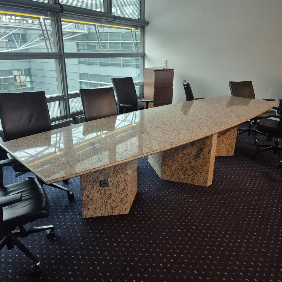 Imposanter Konferenztisch Steinplatten  – teilbar, verkabelt & massiv, gebraucht