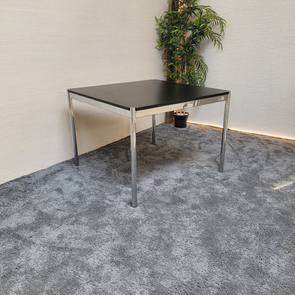 USM Haller Schreibtisch schwarz 100x100 Chrom Quadratisch