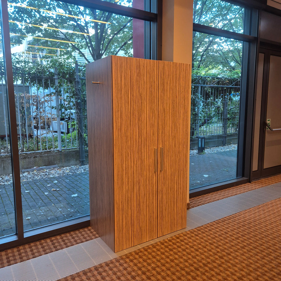 2-türiger Kleiderschrank / Hotelschrank mit variabler Inneneinteilung