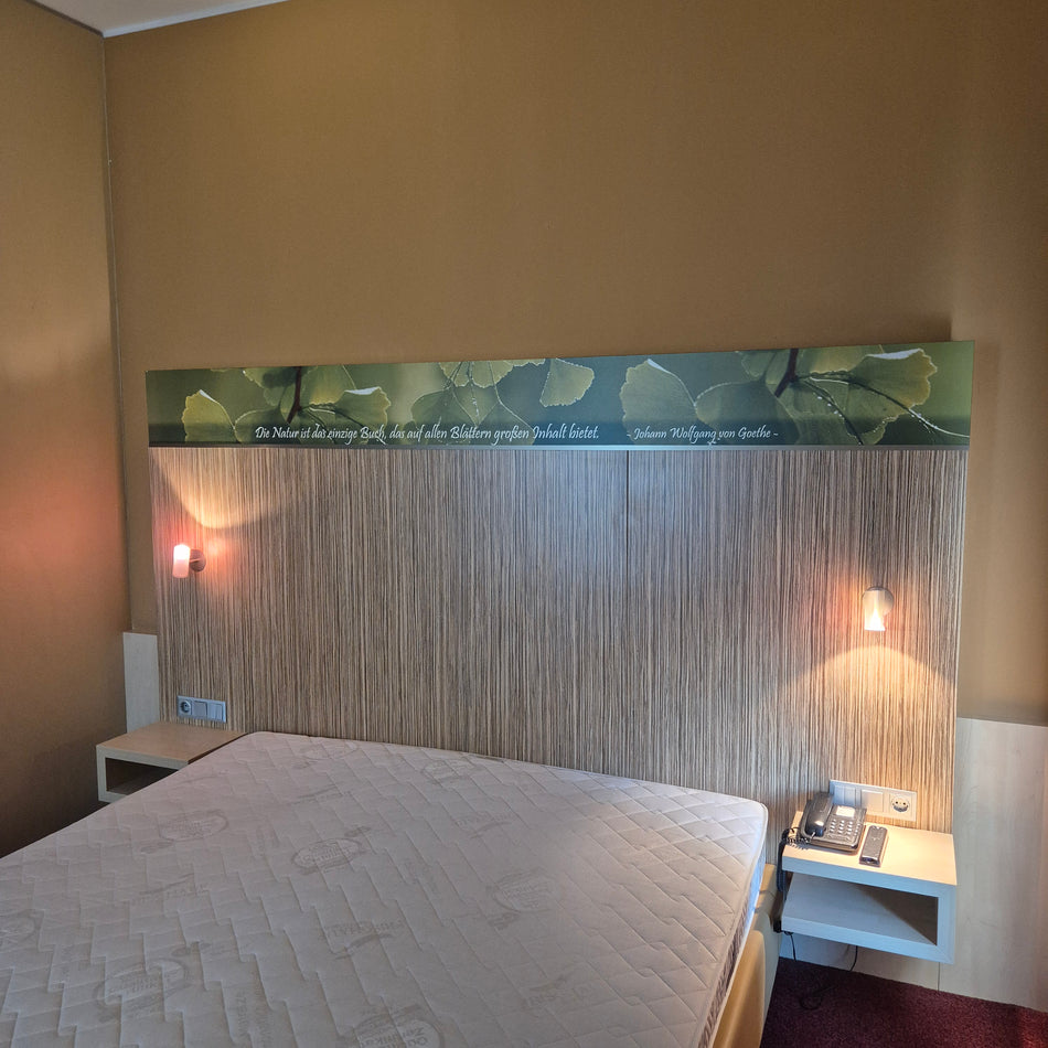 Kopfteil inklusive 2x Nachttisch und Lampe Zebrano