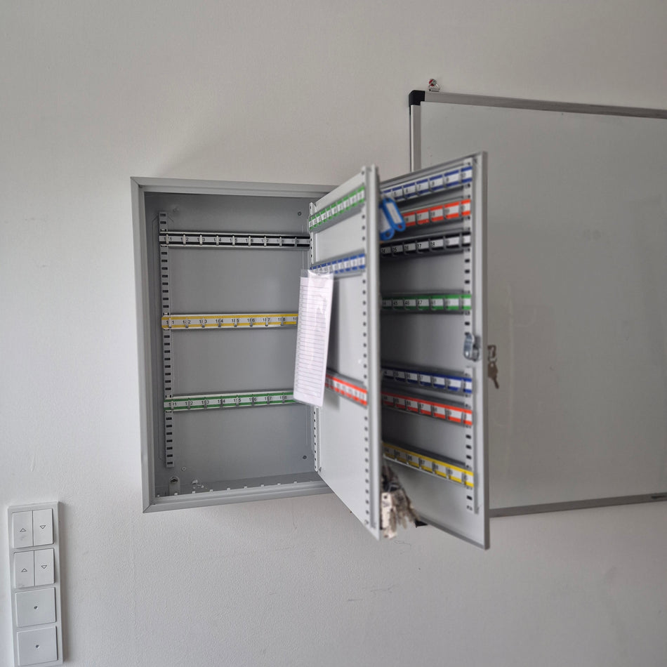 Schlüsselschrank aus Metall – Wandschrank für Büro & Verwaltung, gebraucht