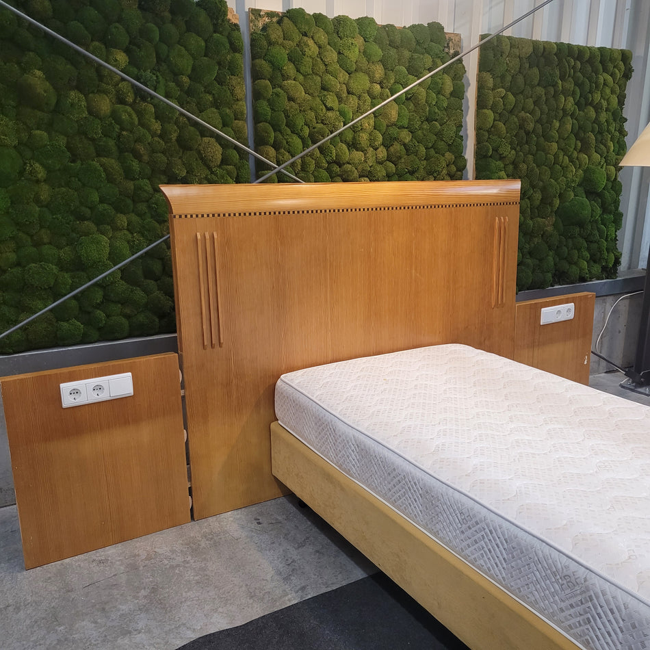 Bettkopfteil aus Kiefer-Furnier mit Seitenpaneelen & Steckdosen – klassisches Design – gebraucht klein