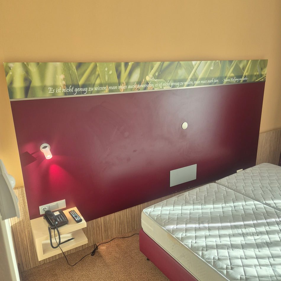 Kopfteil inklusive Nachttisch und Lampe Bordeaux