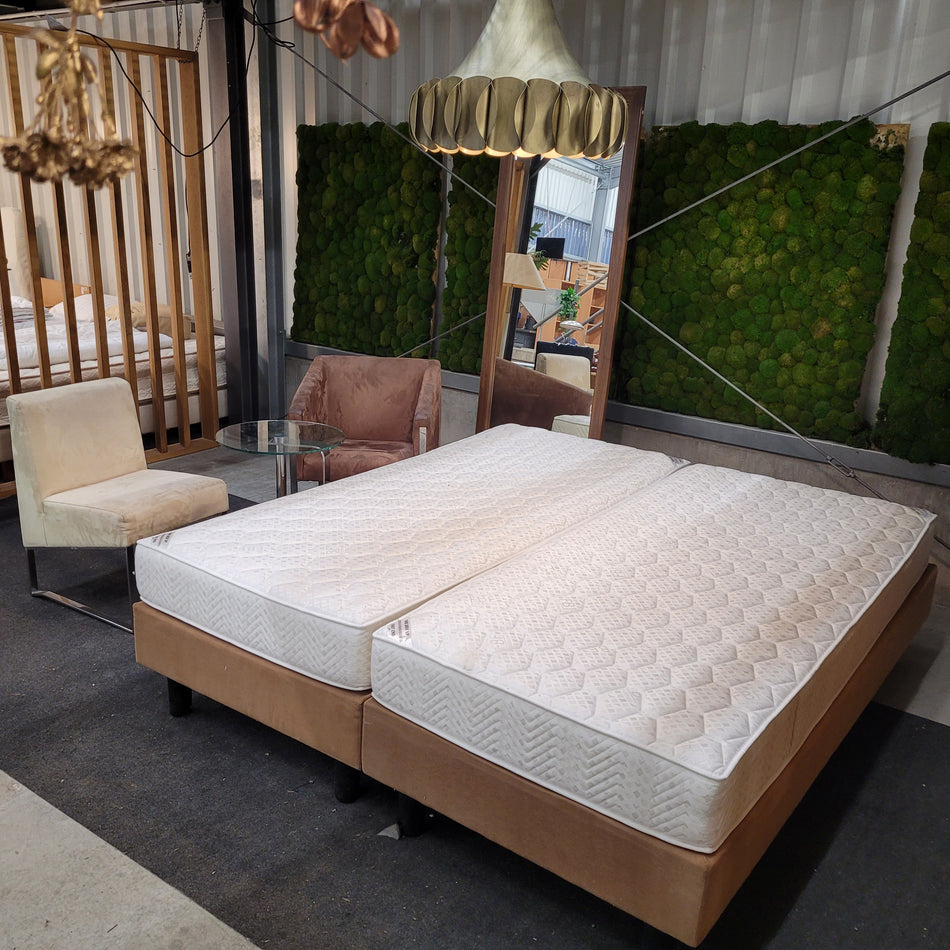 Hotelzimmer mit Twin Betten mit Sessel Tisch Komplettzimmer