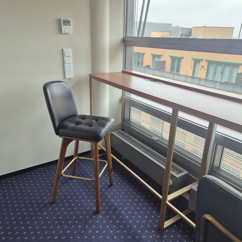 Stehtisch mit 2 Barhockern – Hochtisch Set mit Steckdose & USB, gebraucht