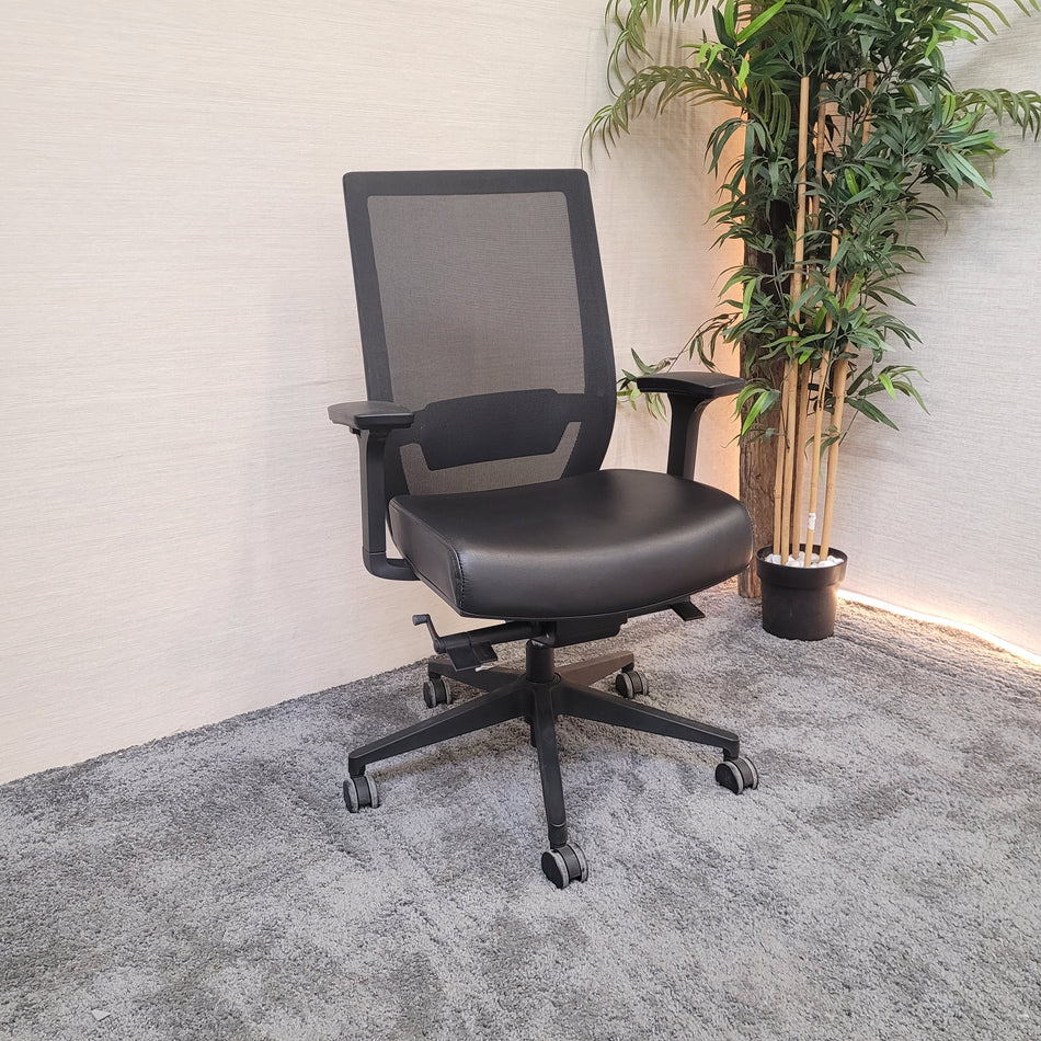 Schreibtischstuhl schwarz – Bürostuhl mit Armlehnen, höhenverstellbar, gebraucht