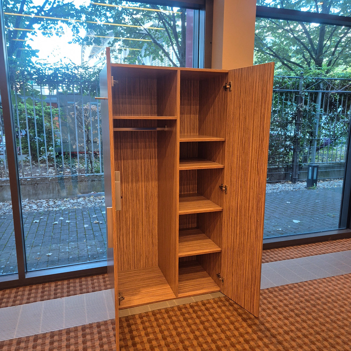 2-türiger Kleiderschrank / Hotelschrank mit variabler Inneneinteilung