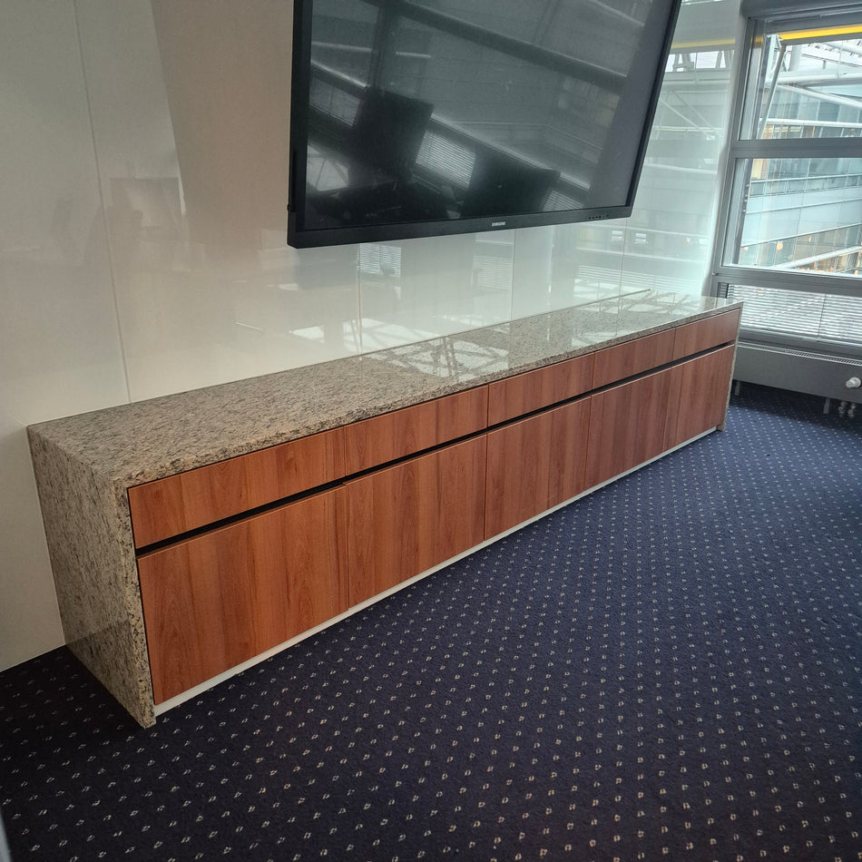 Sideboard mit schwerer Steinplatte – Massives Hotel- & Objektmöbel, gebraucht