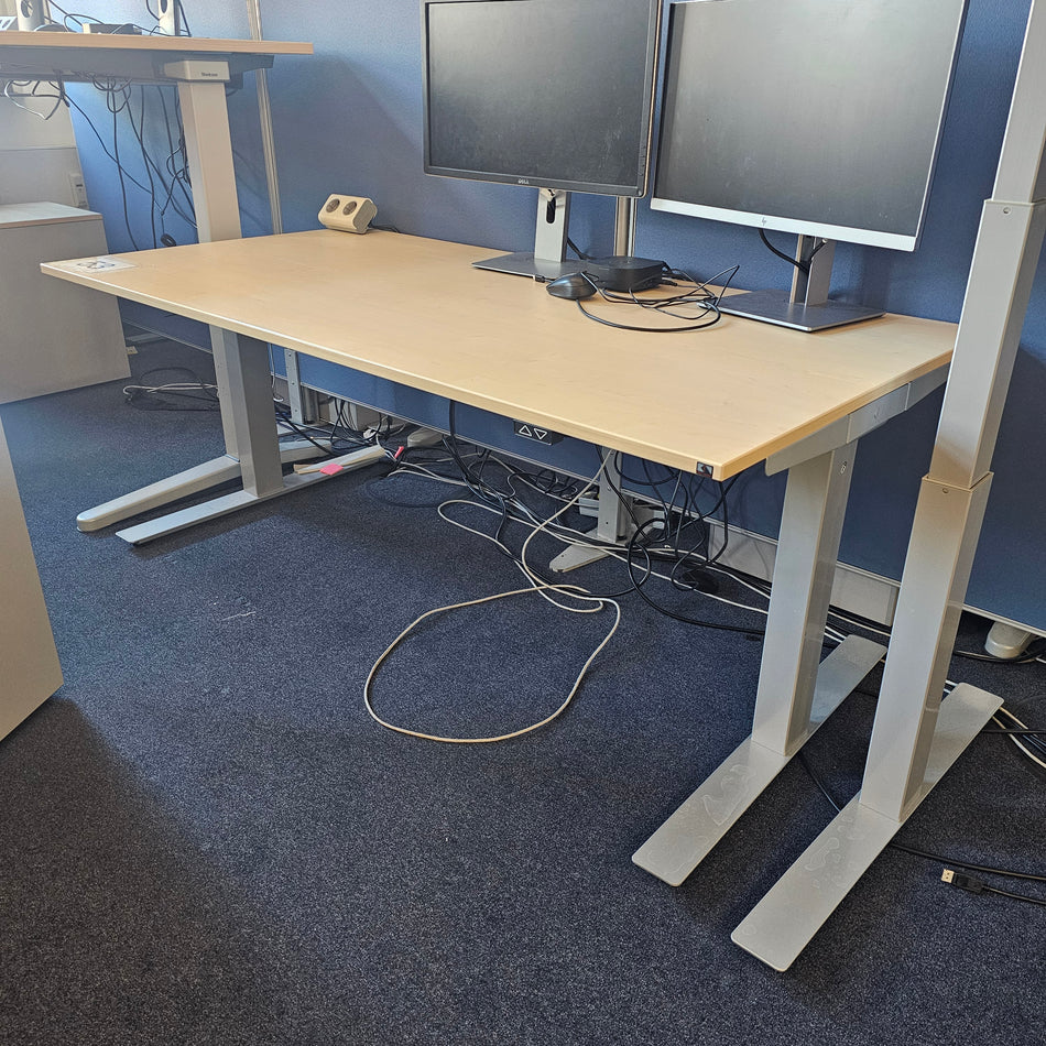 Elektrisch höhenverstellbarer Schreibtisch König + Neurath AKTIV.T Büro Tisch