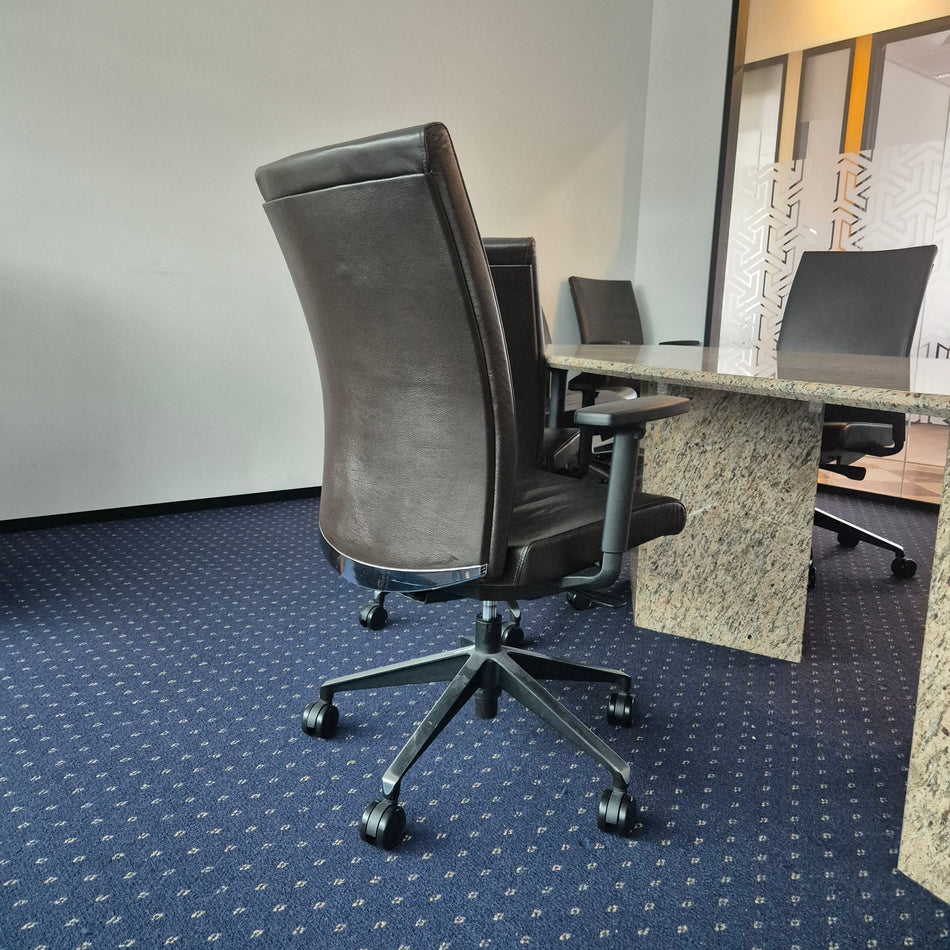 Chefseseel Bürostuhl aus Leder schwarz mit Armlehnen – Drehstuhl höhenverstellbar, gebraucht