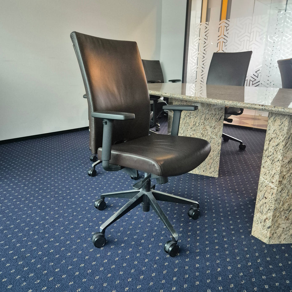 Chefseseel Bürostuhl aus Leder schwarz mit Armlehnen – Drehstuhl höhenverstellbar, gebraucht