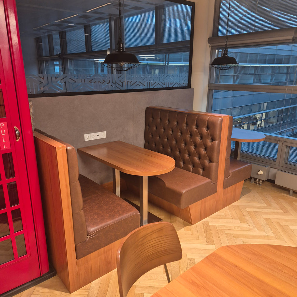 3× Sitzbank mit Tischen – Lounge- & Gastro-Set im Chesterfield-Look, gebraucht