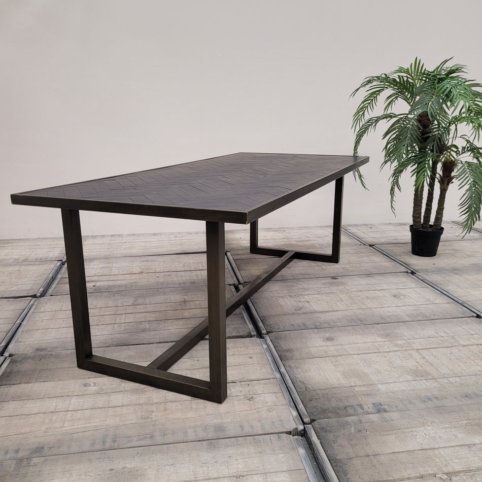 Saffron Esstisch Massivholz 220cm Fischgrät Kratzer Schwarz Braun Tisch