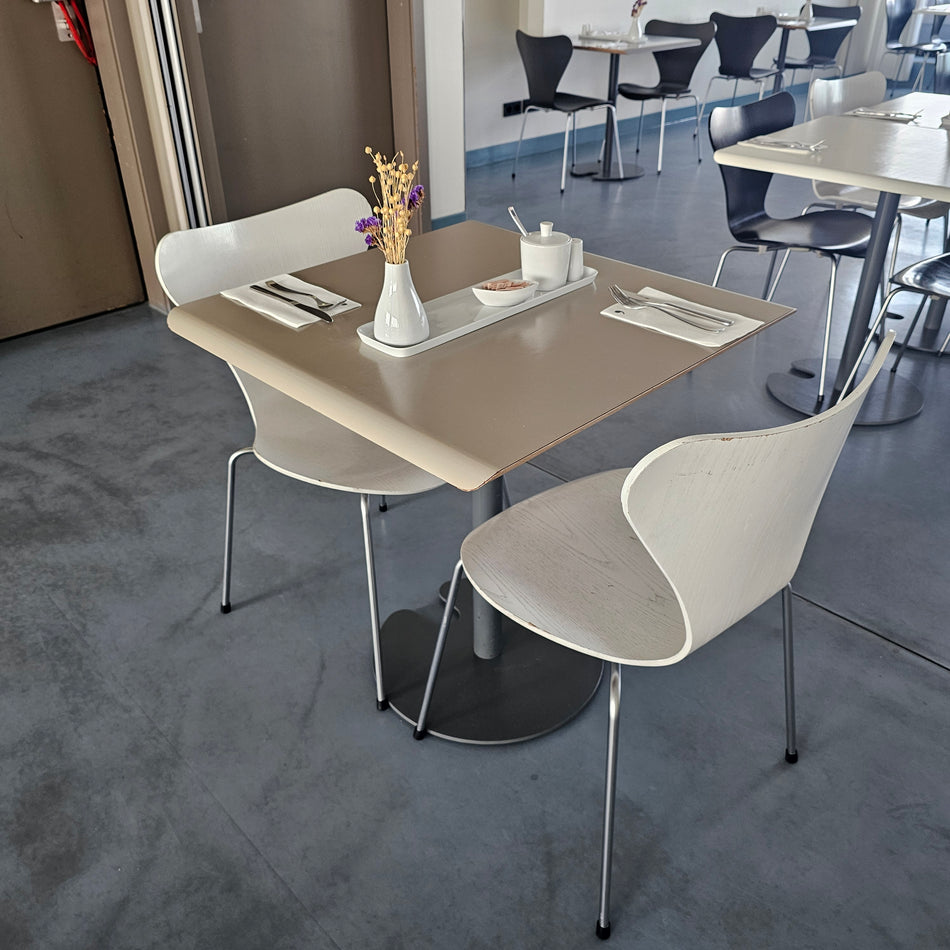 Klapptisch Restauranttisch Tisch beige aus Design-Hotel
