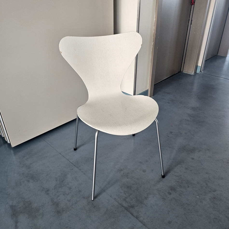 Fritz Hansen Serie 7 3107 Stuhl gebraucht weiß aus Design-Hotel